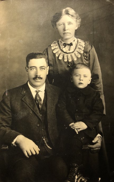 Trijntje (Cathrine) de Wit, Lieuwe (Lou) de Vries en Elmer in 1921 (geadopteerd)